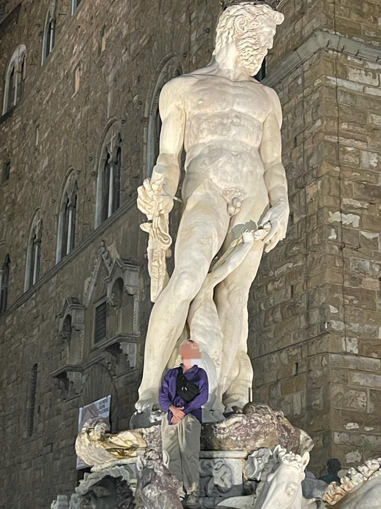 Un turist a stricat o fântână din Florența din secolul al XVI-lea. Voia să facă un selfie și a produs daune de mii de euro