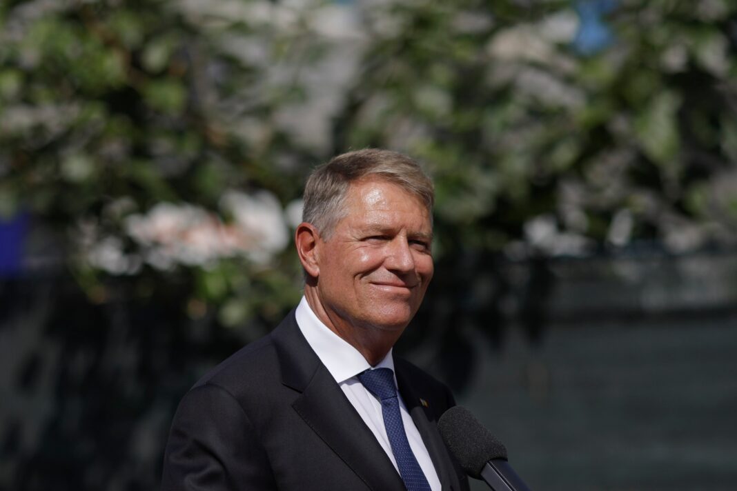 Vocea președintelui Klaus Iohannis, imitată perfect cu ajutorul inteligenței artificiale. Glumele online i-au derutat pe unii români | VIDEO