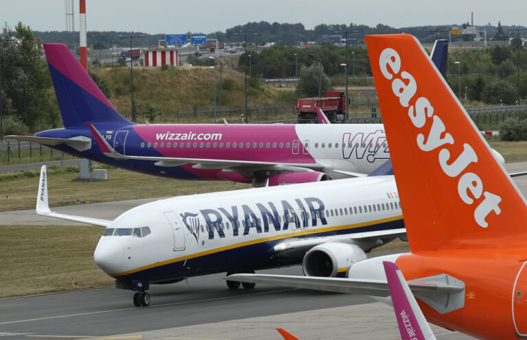 Bilete de avion mai scumpe pentru românii care vor să ajungă în Marea Britanie