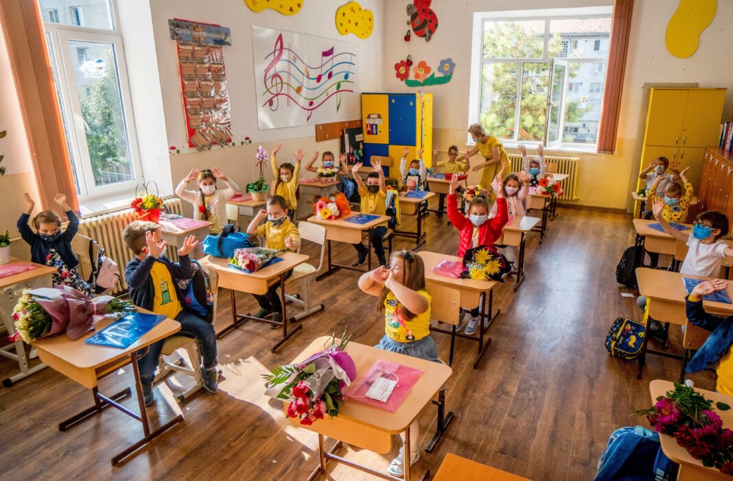 Ministerul Educației, acuzat de discriminare în cazul copiilor de sub șapte ani. De la ce a pornit scandalul