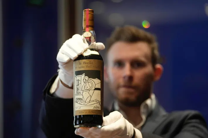 O sticlă de whisky scoțian din 1986, vândută la o licitație din Londra pentru 2,2 milioane de lire