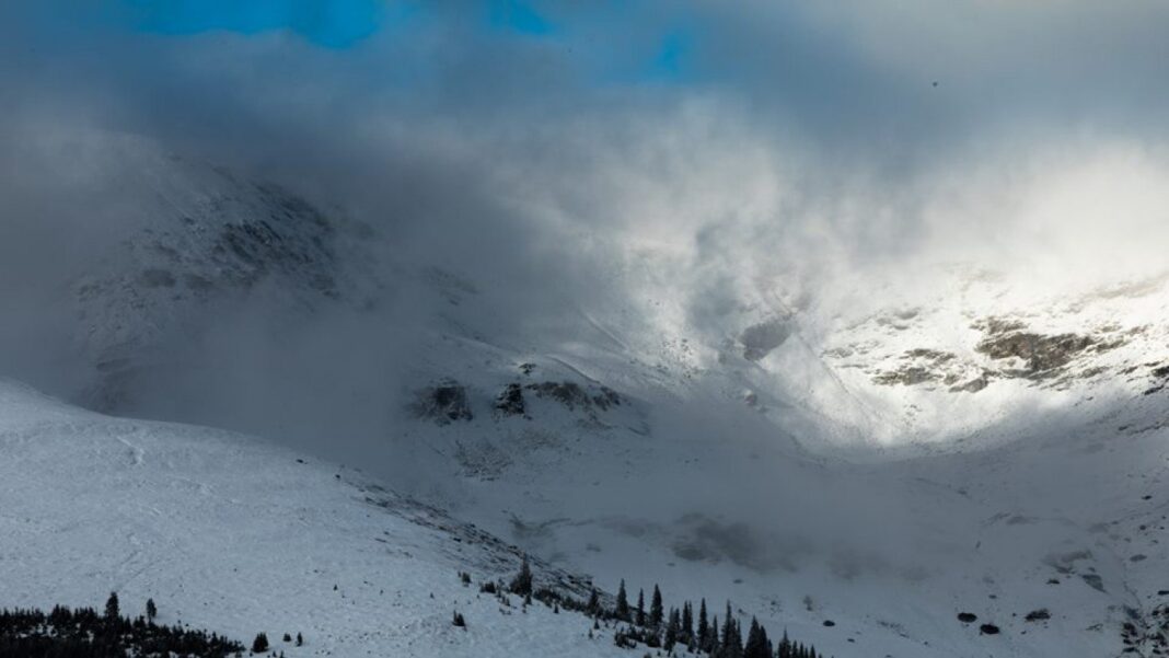 Infotrafic: Circulaţia este oprită între Novaci şi Rânca din cauza ninsorii viscolite. Care este situația pe A1 și A10