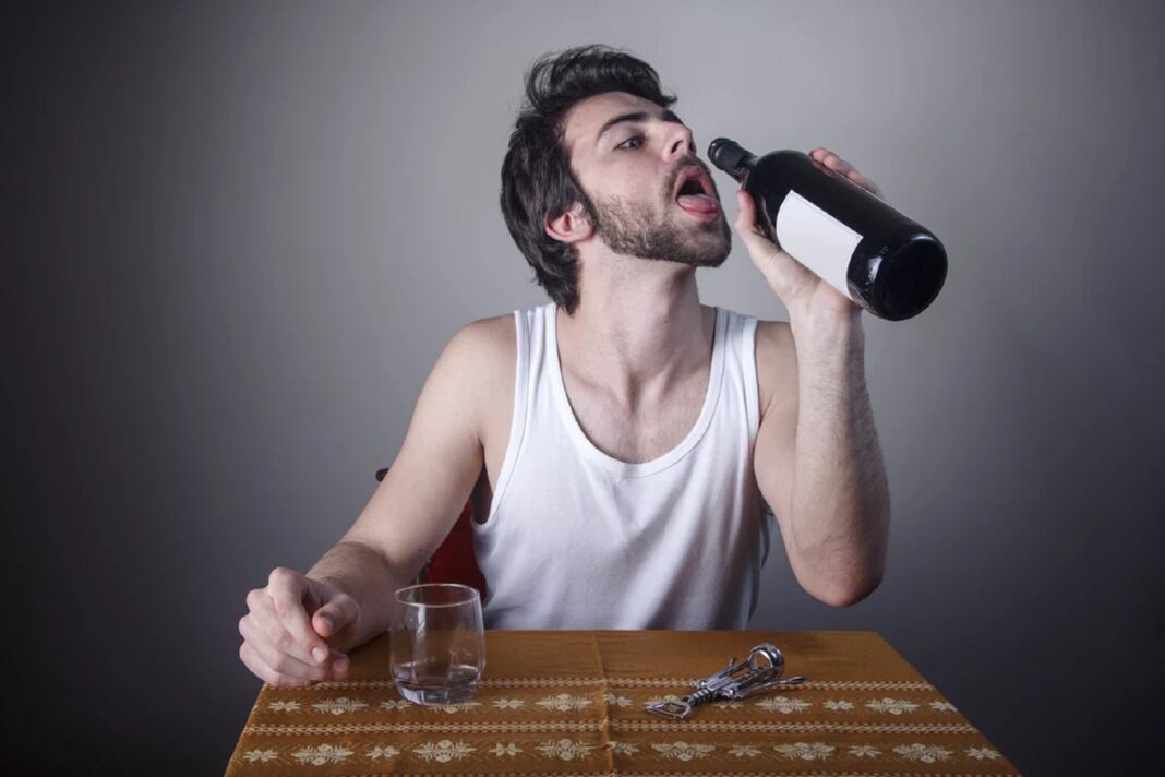 Românii, în topul consumatorilor de alcool din Europa. Cum explică psihiatrii acest viciu cu riscuri imense pentru tineret