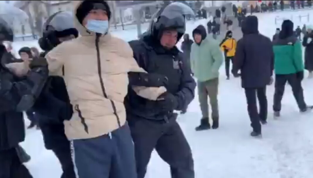 Demonstrații înăbușite de poliție în Rusia. Oamenii continuă să iasă în stradă în Bașchiria. Kremlinul spune că protestele nu există VIDEO