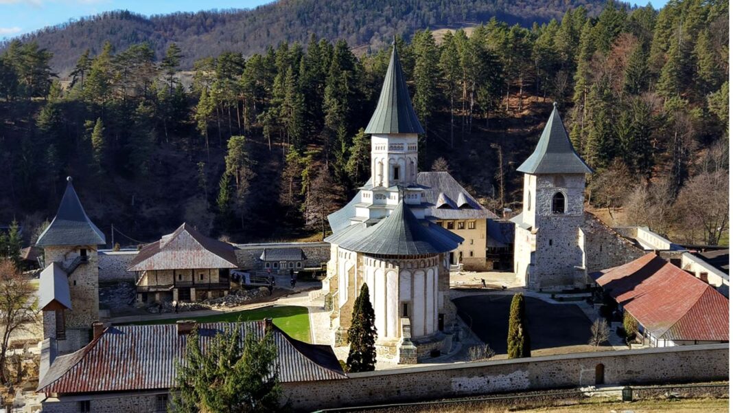 Povestea comorii nepreţuite, dăruite de regina Bizanţului soţiei lui Alexandru cel Bun. Este la o mănăstire din Neamţ