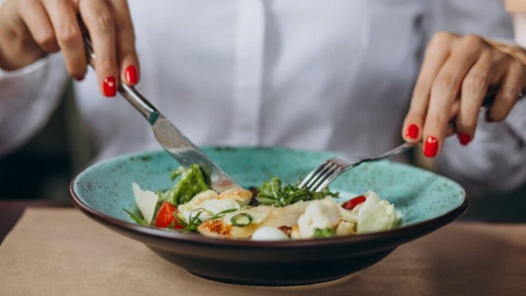 Românii mănâncă prost şi sunt sedentari. Nutriţionist: „Din acest motiv avem şi o speranţă de viaţă scăzută“