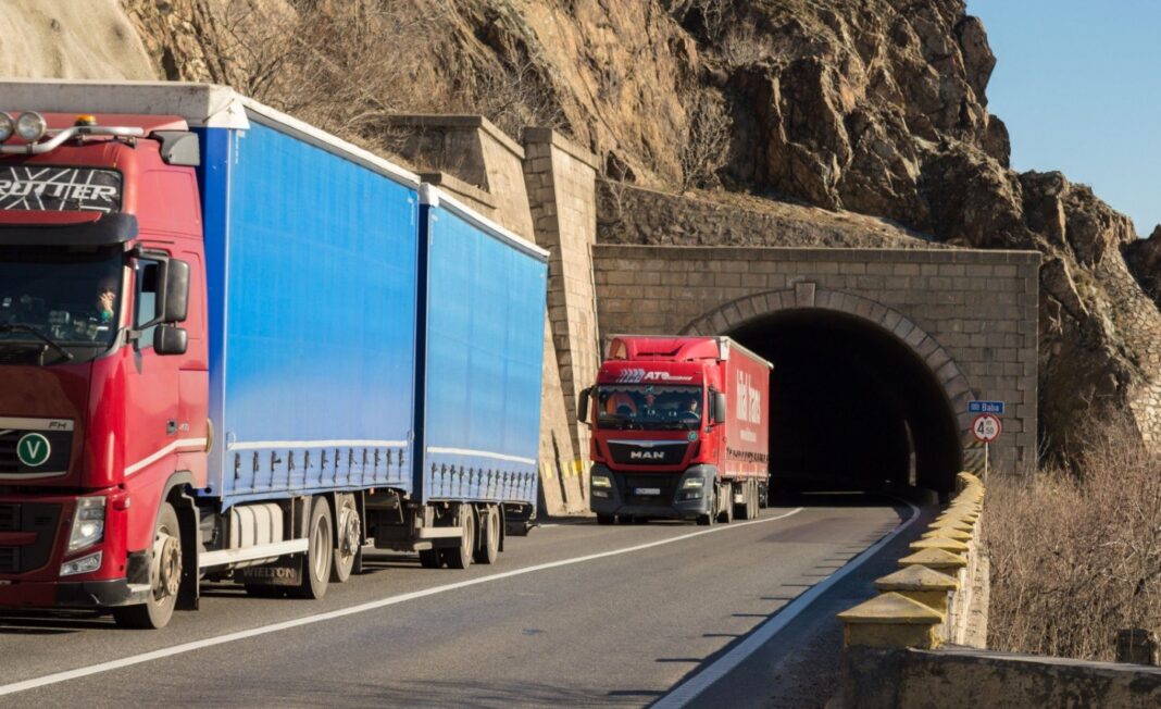 Șoferi români de camion, prinși drogați la volan de 3 ori în aceeași zi, în Germania. Cei doi erau colegi de echipaj