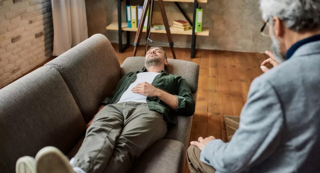 De ce este generația anilor '90 una de sacrificiu. Psihologii explică fenomenul cauzat de traumele copilăriei