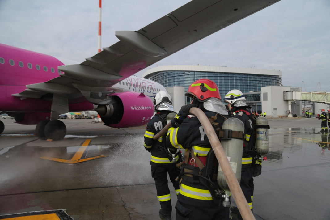 Pompierii militari au intervenit pentru stingerea unui avion pe Aeroportul Otopeni VIDEO
