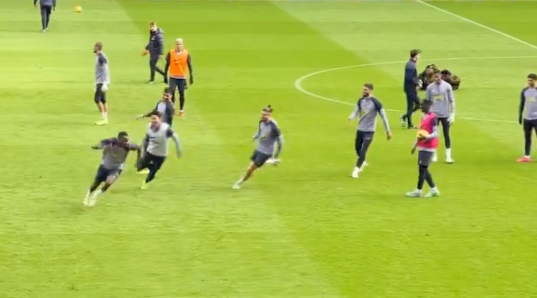 Radu Drăgușin și-a luat un coleg la fugă, în plin antrenament de la Tottenham