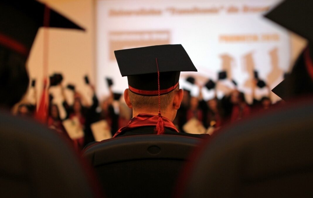 Se schimbă programa. Cum ar trebui să arate noile manuale pentru liceeni