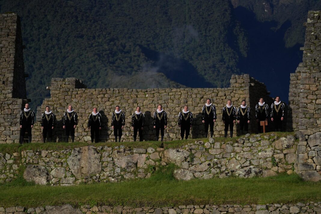 Corul Madrigal filmează un videoclip istoric la Machu Picchu. Când va fi lansat