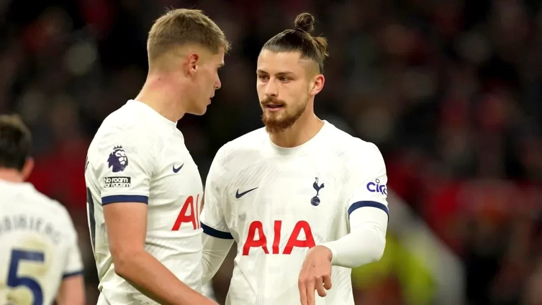 Fanii lui Tottenham îl cer pe Radu Drăgușin titular în următorul meci, în detrimentul lui Micky van de Ven