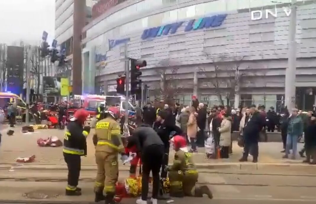 Tragedie în Polonia: Un vehicul a intrat în mulțime, într-o piață. Mai multe persoane au fost rănite, printre care și copii VIDEO