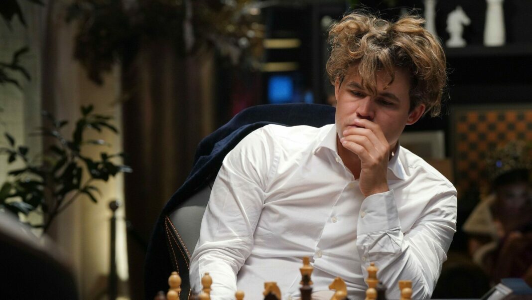un copil de 10 ani l-a învins pe numărul 1, norvegianul Magnus Carlsen, în doar 48 de mutări!