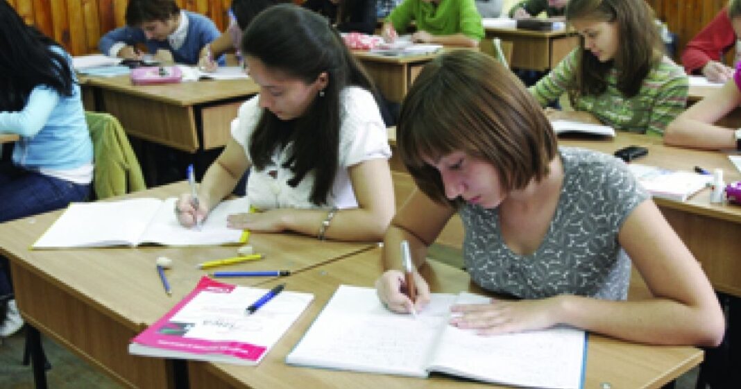 Romengleza, mai folosită ca niciodată. Cu ce pericole vine pentru cei mici