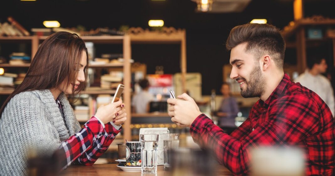 „A fi offline este noul lux”. Tot mai mulți oameni sunt în căutarea unui antidot la algoritmi