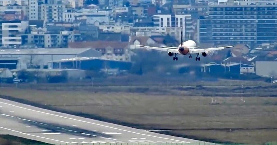 Aterizări dificile pe Aeroportul Internațional din Cluj din cauza vântului: „Se simt în cabină, dar pasagerii cunosc motivele”