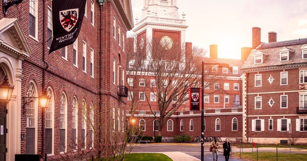 Cazul ciudat al profesorului de la Harvard reținut după ce a tras cu un pistol cu aer comprimat lângă o sinagogă. Explicația universitarului