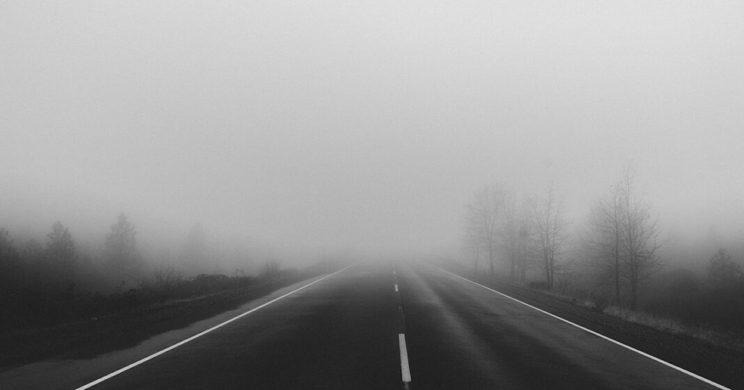 Cod galben de ceață în mai multe județe din țară, emis de ANM. Vizibilitate redusă și risc de ghețuș pe carosabil