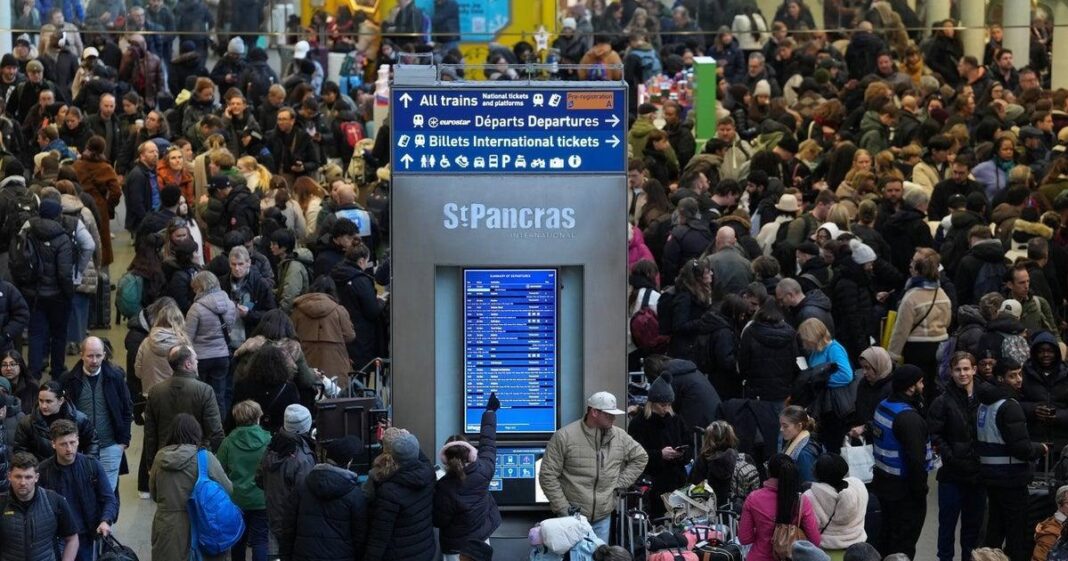 Coșmar în Tunelul Canalului Mânecii: mii de pasageri Eurostar blocați până la 12 ore în trenuri fără curent și toalete, înainte de Anul Nou