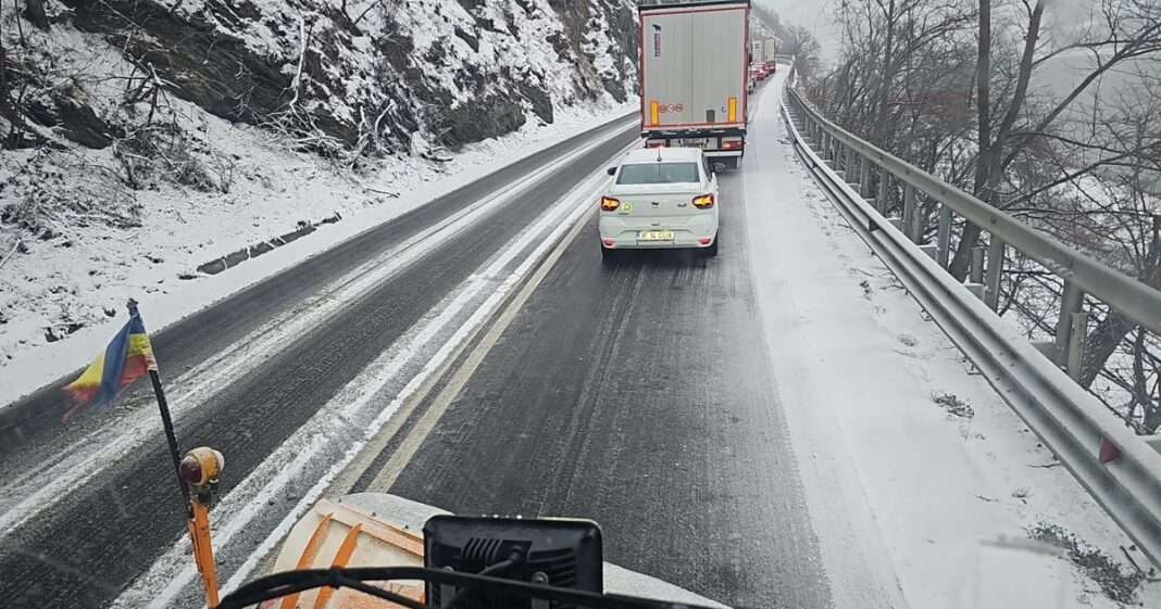 Drumurile pe care se circulă în condiţii de ninsoare abundentă. Recomandările poliției