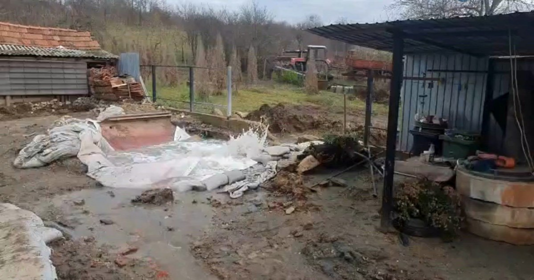 Familie evacuată în Bihor, după ce un puț de apă a fost forat accidental în zona unei acumulări de gaze