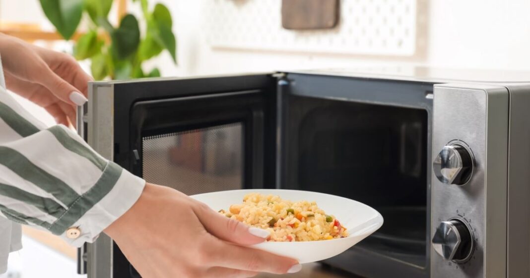 Folosești greșit cuptorul cu microunde. Un obicei aparent inofensiv care îți poate pune casa în pericol