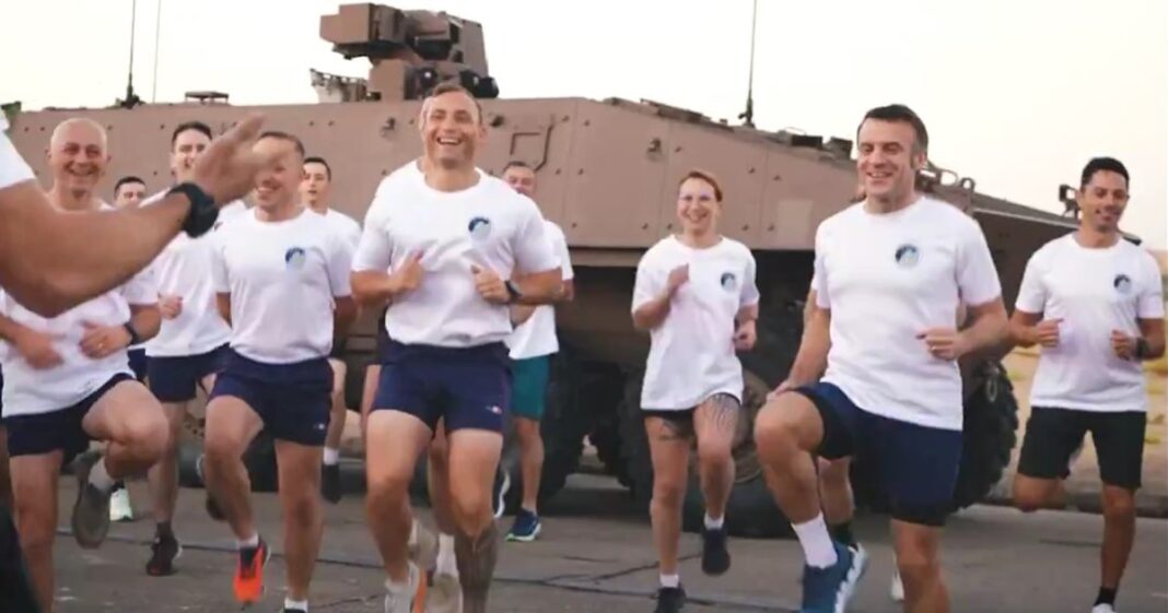 Imagini inedite cu Emmanuel Macron. Președintele și-a sărbătorit ziua de naștere antrenându-se alături de soldați, în Emiratele Arabe Unite