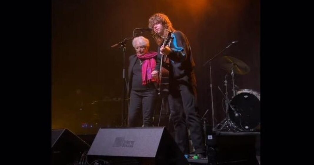 La 85 de ani, Joan Baez reînvie spiritul hippie cu o melodie anti-Trump intitulată „No Kings”