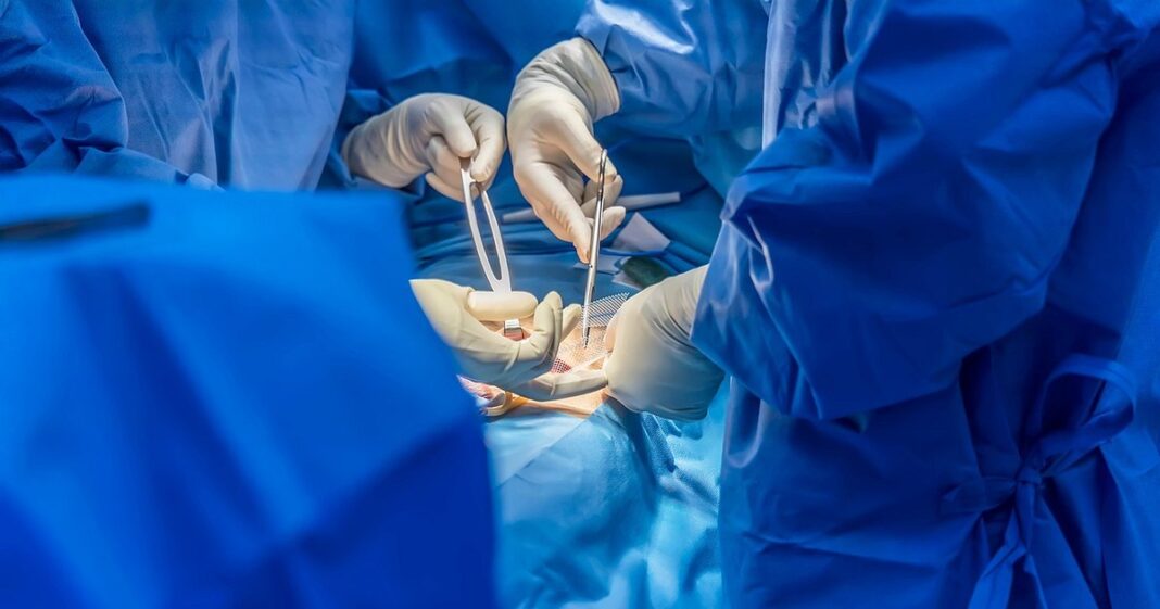 O femeie a trăit cinci luni cu un forceps de 14 cm uitat de medici în abdomen: „Nu mi-a venit să cred”