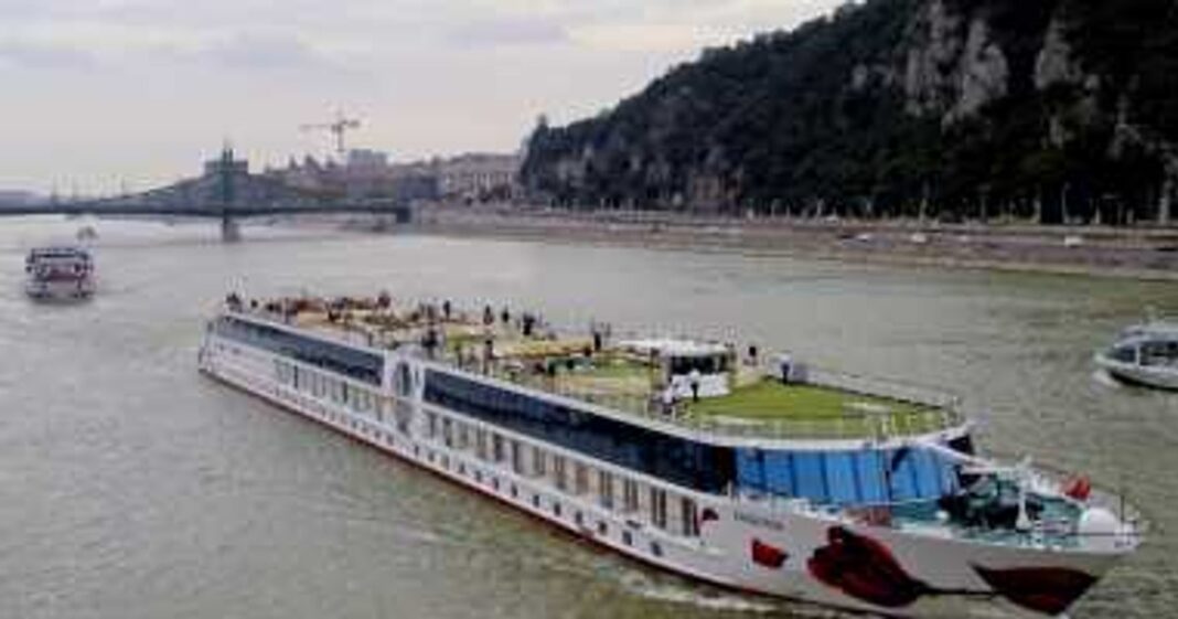 O navă cu 137 de persoane la bord a lovit un pod pe Canalul Main-Dunăre din Germania. Ce s-a întâmplat cu pasagerii și echipajul