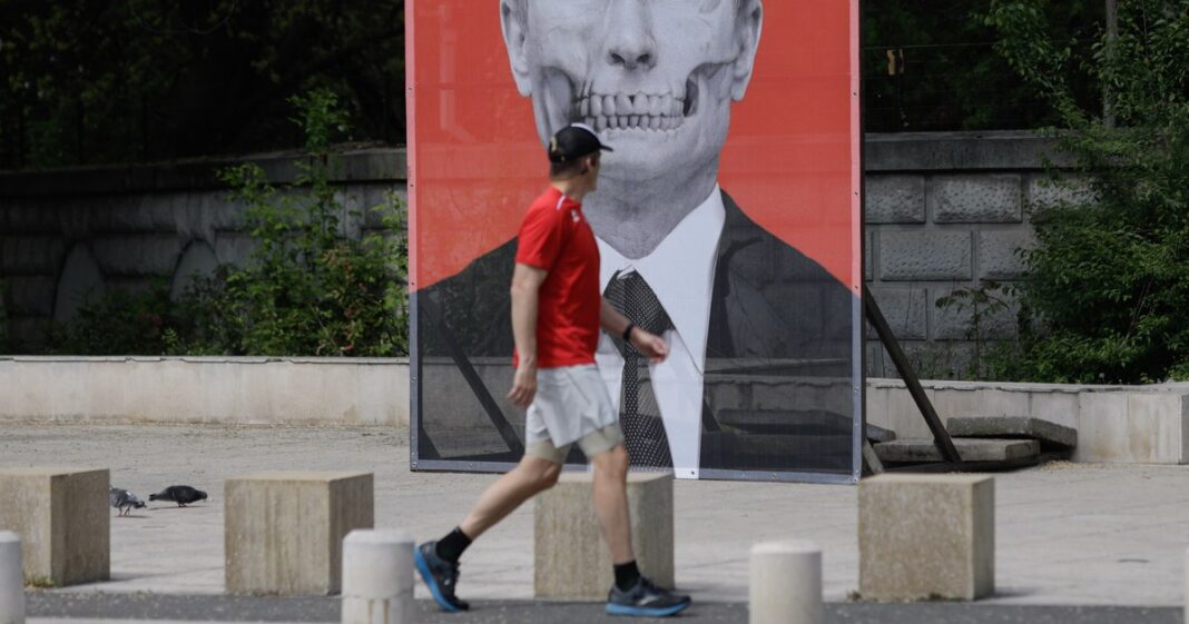 Psihologia din spatele adorației pentru dictatori: „Oamenii sunt dispuși să-și amaneteze viitorul pentru o mână forte”