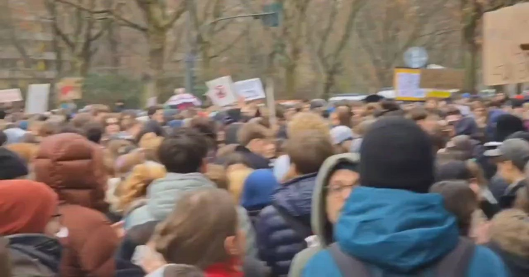 Reforma armatei în Germania scoate tinerii în stradă. Elevii au participat la manifestații în toată țara împotriva serviciului militar