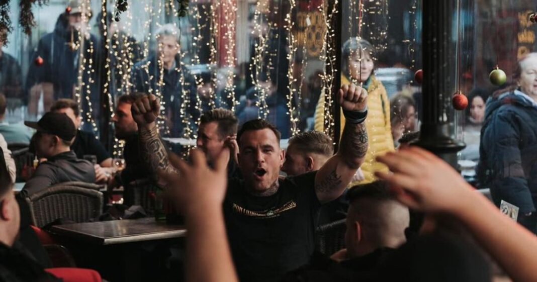 Suporterii olandezi au făcut dezastru în București după meciul FCSB-Feyenoord. Au spart sticle și au dat foc unei copertine din Centrul Vechi