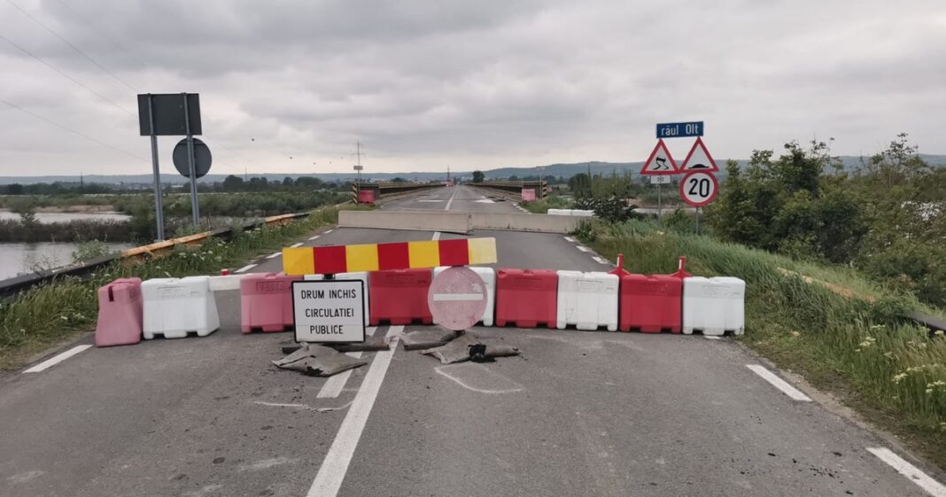 Trafic blocat pe DN2, după ce o autocisternă încărcată cu eter s-a răsturnat. Rute alternative