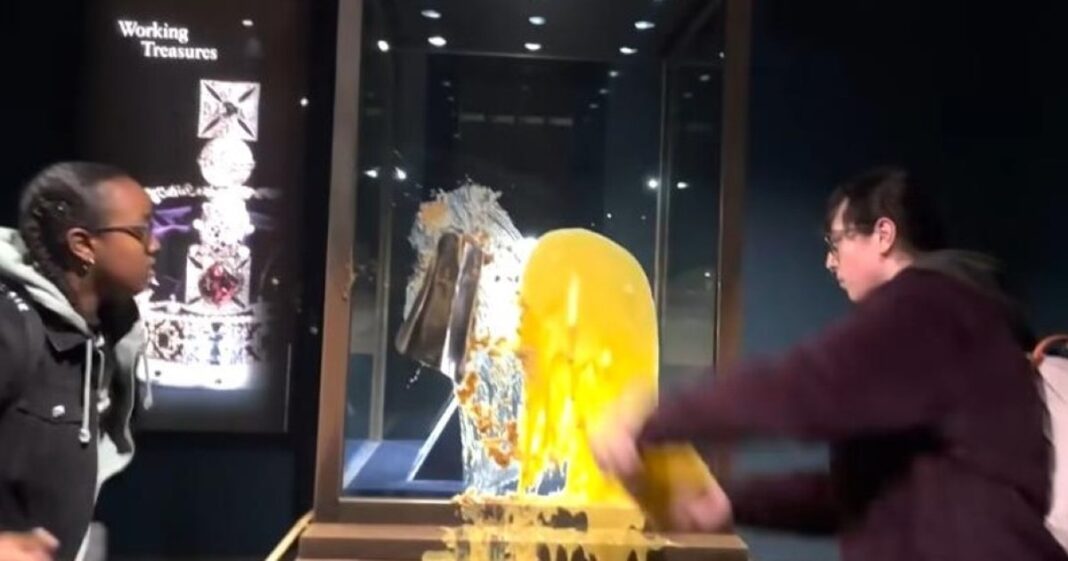 Un simbol al Coroanei Britanice, vandalizat de activiști în Turnul Londrei. Patru persoane au fost arestate