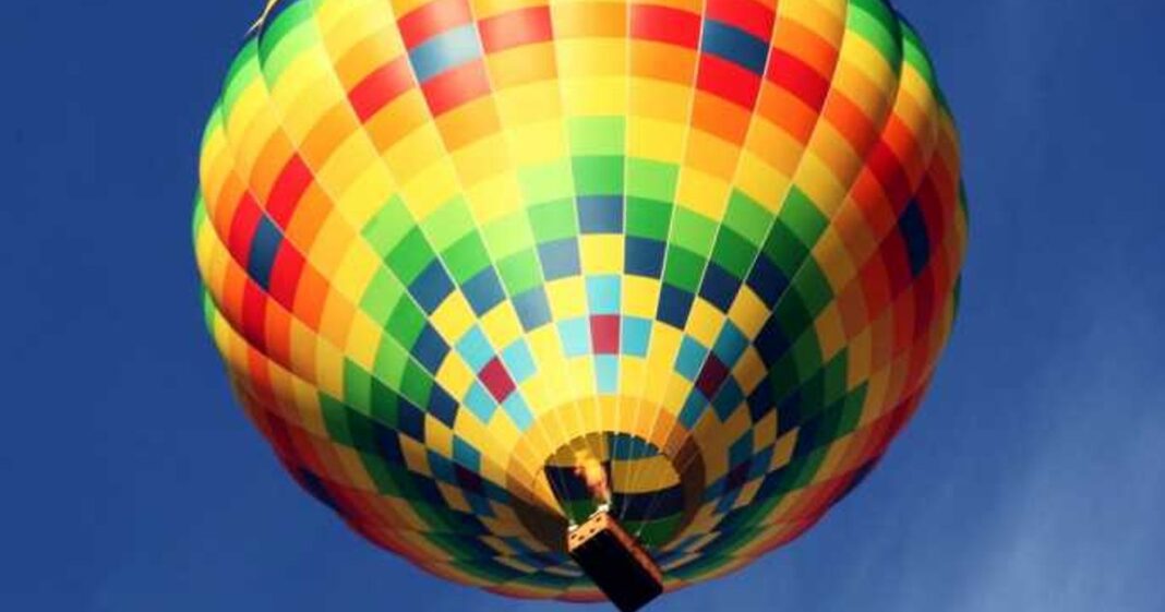 Un tânăr de 33 de ani a „făcut cu mâna” la camera video dintr-un balon cu aer cald, după care s-a aruncat în gol