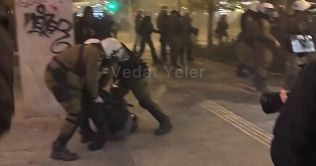 Violențe și arestări la Atena, la marșul de comemorare a unui adolescent ucis de un poliţist: peste 50 de persoane reținute