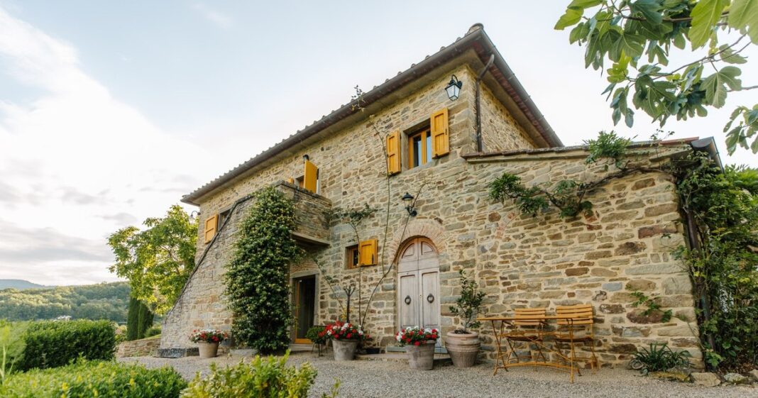 Visul italian din Toscana, la preț de garsonieră în Cluj. Domeniul are o vilă istorică, piscină, livadă de măslini și o vie