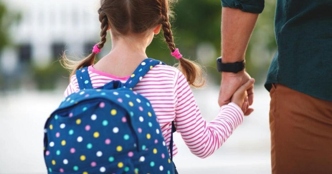 Zi liberă pentru părinți în prima zi de școală. Propunerea legislativă a fost adoptată tacit de Senat