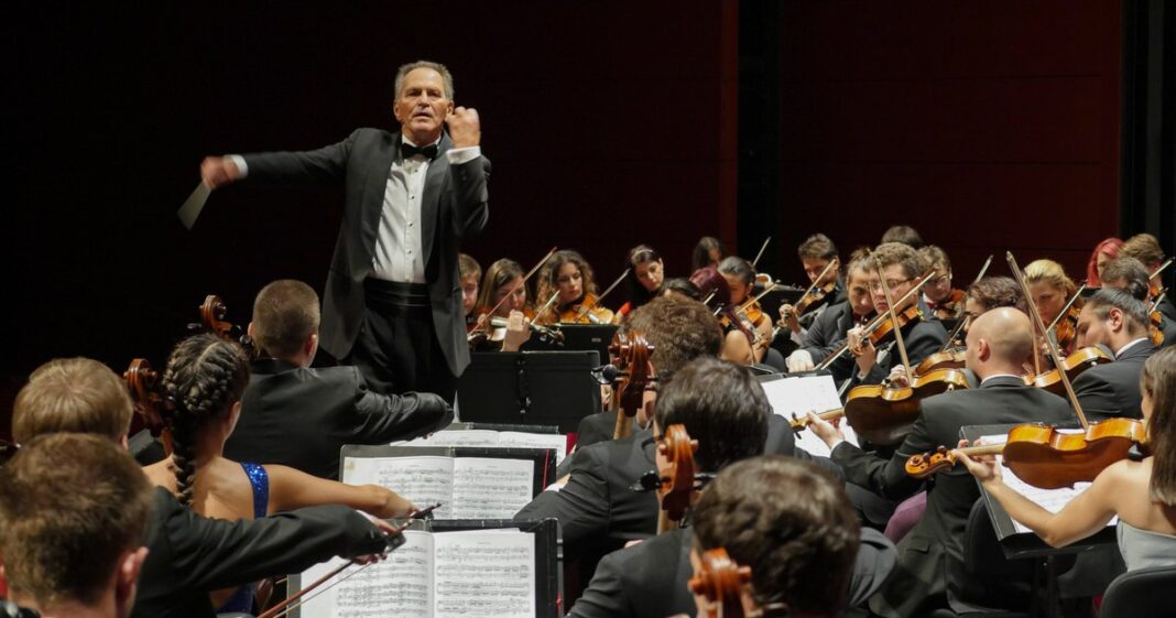 „Divorț” de răsunet la Filarmonica Transilvania. Motivul pentru care dirijorul Cristian Mandeal a părăsit scena