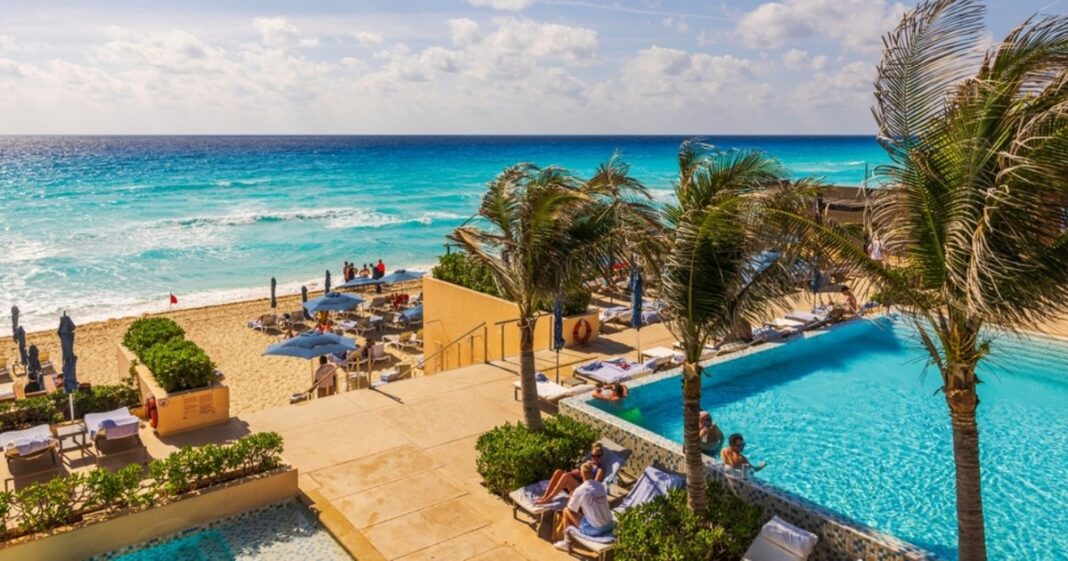 „Lux pe valuri” pentru bogații lumii: iahturile lui Jeff Bezos și Mark Zuckerberg domină Caraibele de Revelion