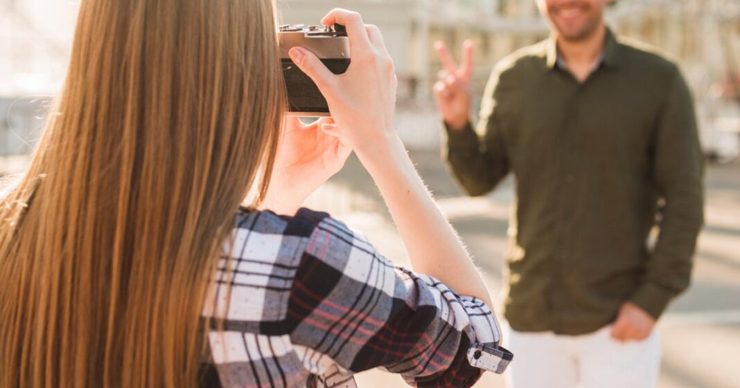 „Uneori le cer oamenilor să-și imagineze că sunt extratereștri”. Sfaturile unui fotograf profesionist pentru cele mai reușite poze