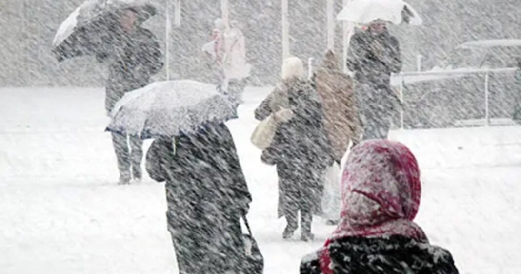 ANM: Vremea rea persistă până luni – ninsori, polei și viscol. Care sunt zonele vizate