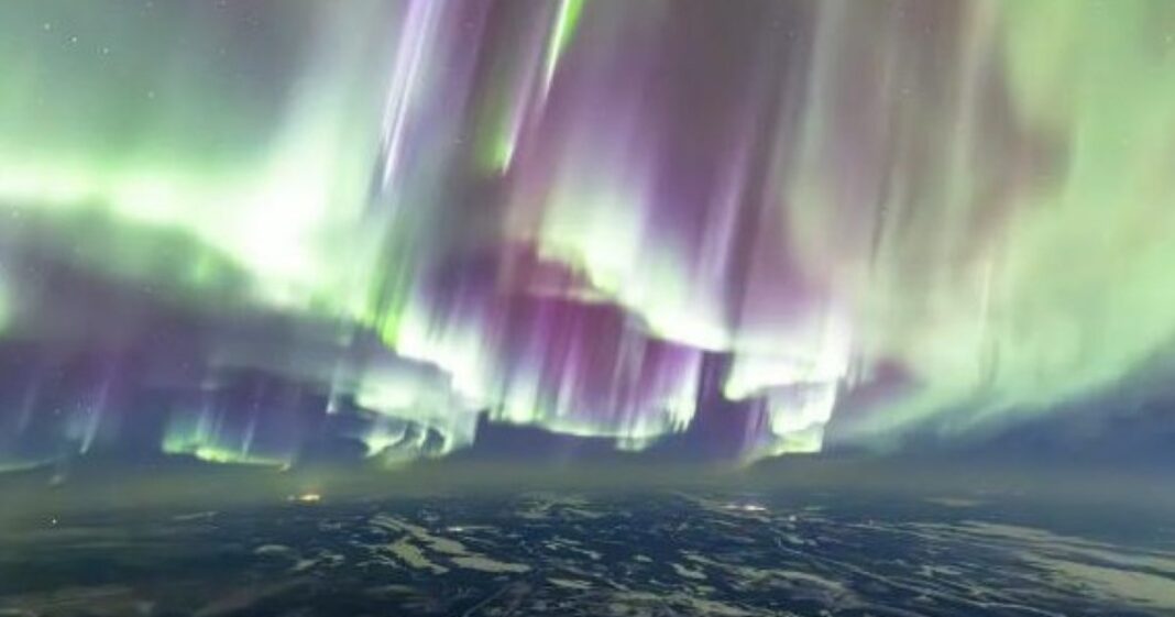 Aurora boreală, așa cum puțini au văzut-o. Imagini surprinse de un pilot, din cabina avionului