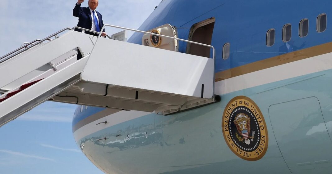 Avionul lui Donald Trump, întors din drum în timp ce se îndrepta spre Davos, la o oră de la decolare. Probleme în timpul zborului la Air Force One