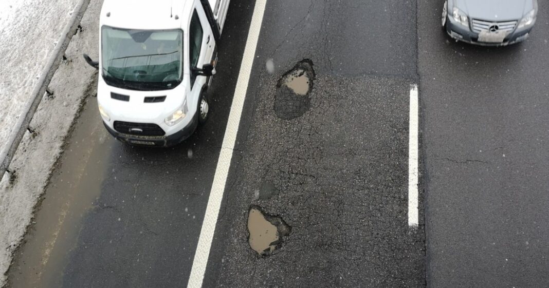 Budapesta, plină de gropi în carosabil. Aproape 4.000 de adevărate „cratere” afectează traficul. Despăgubirile pentru șoferi au crescut semnificativ