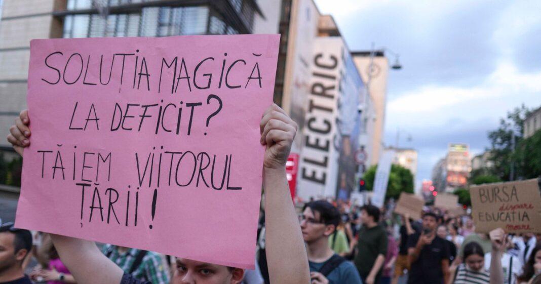 Cât costă să fii student? Peste 40.000 dintre cei care urmează o facultate au rămas fără burse, după măsurile de austeritate. Solicitările ANOSR