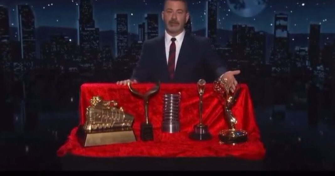 Comediantul Jimmy Kimmel îi oferă lui Donald Trump trofeele sale, în schimbul retragerii ICE din Minneapolis: „Uitați-vă cât de fericit e!”